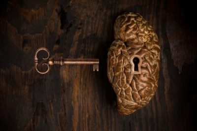 imagem de chave para fechadura de um cerebro