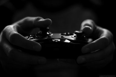 controle de video game sendo manipulado por mãos