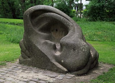 escultura de ouvido de pedra