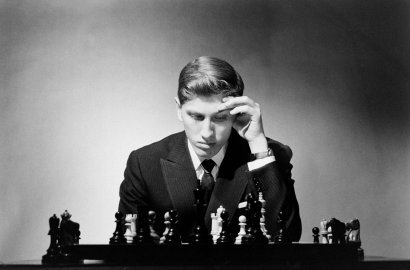 homem concentrado jogando xadrez