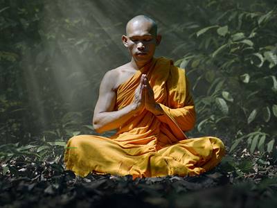 monge praticando meditação